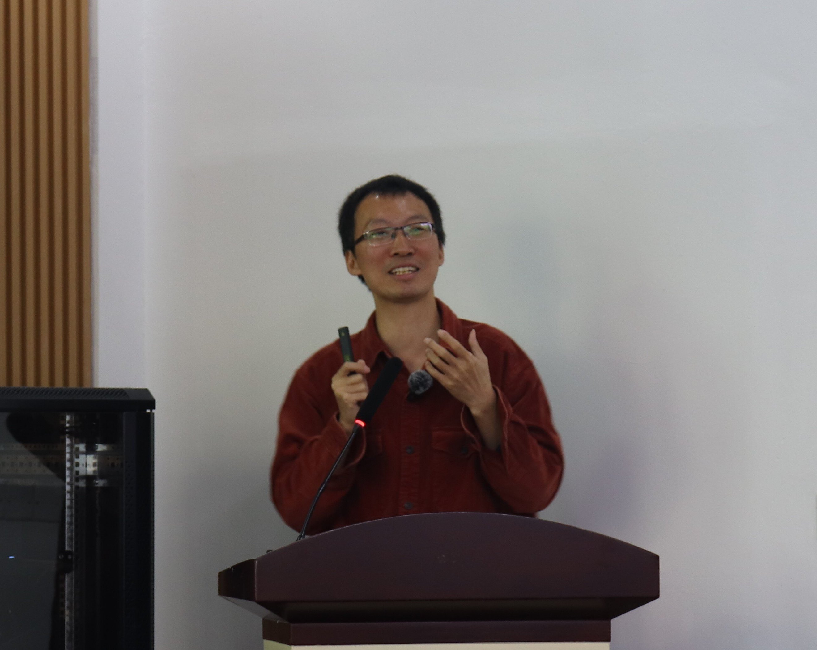 【高嶺講壇】暨南大學(xué)賴俊祚教授來(lái)校講學(xué)，探討網(wǎng)絡(luò)技術(shù)前沿研究與學(xué)科發(fā)展